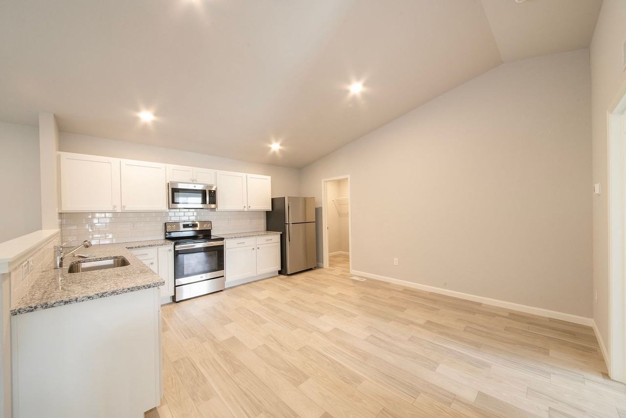 1402 Ridgeview Dr - Photo 3 of 18