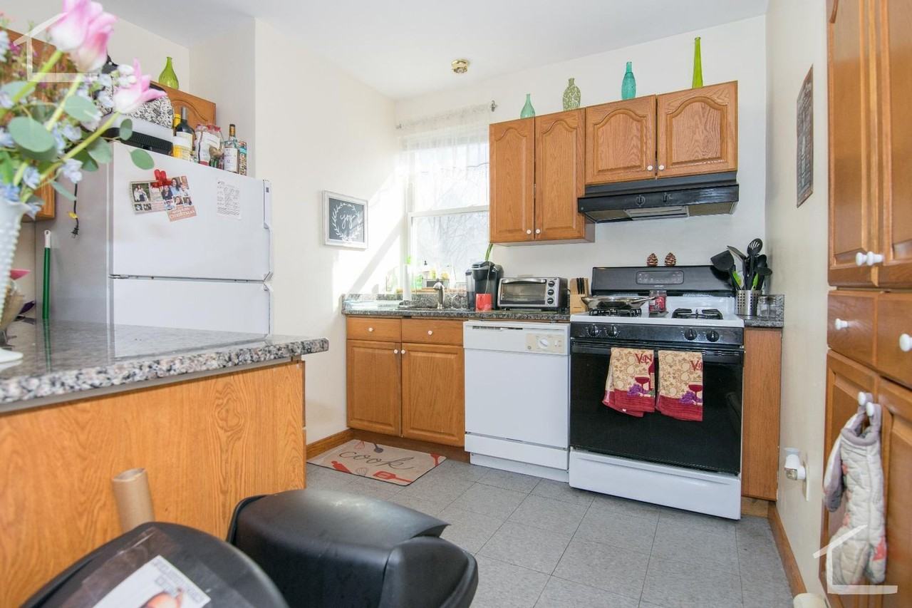 551 Washington St - Photo 2 of 8