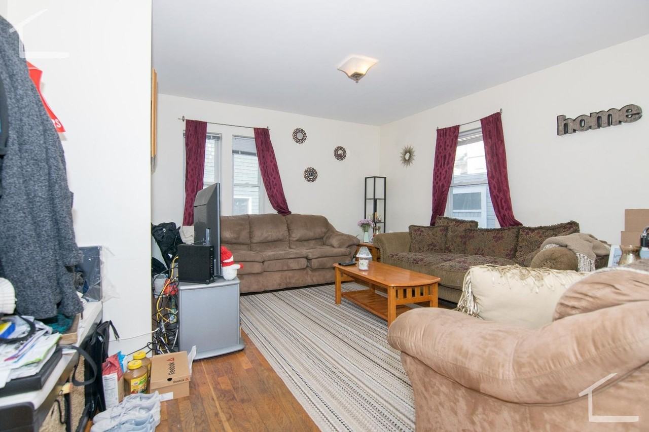 551 Washington St - Photo 3 of 8