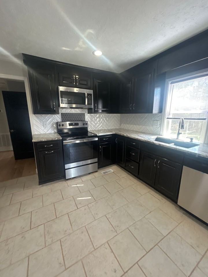 266 Lilly Way - Photo 3 of 16
