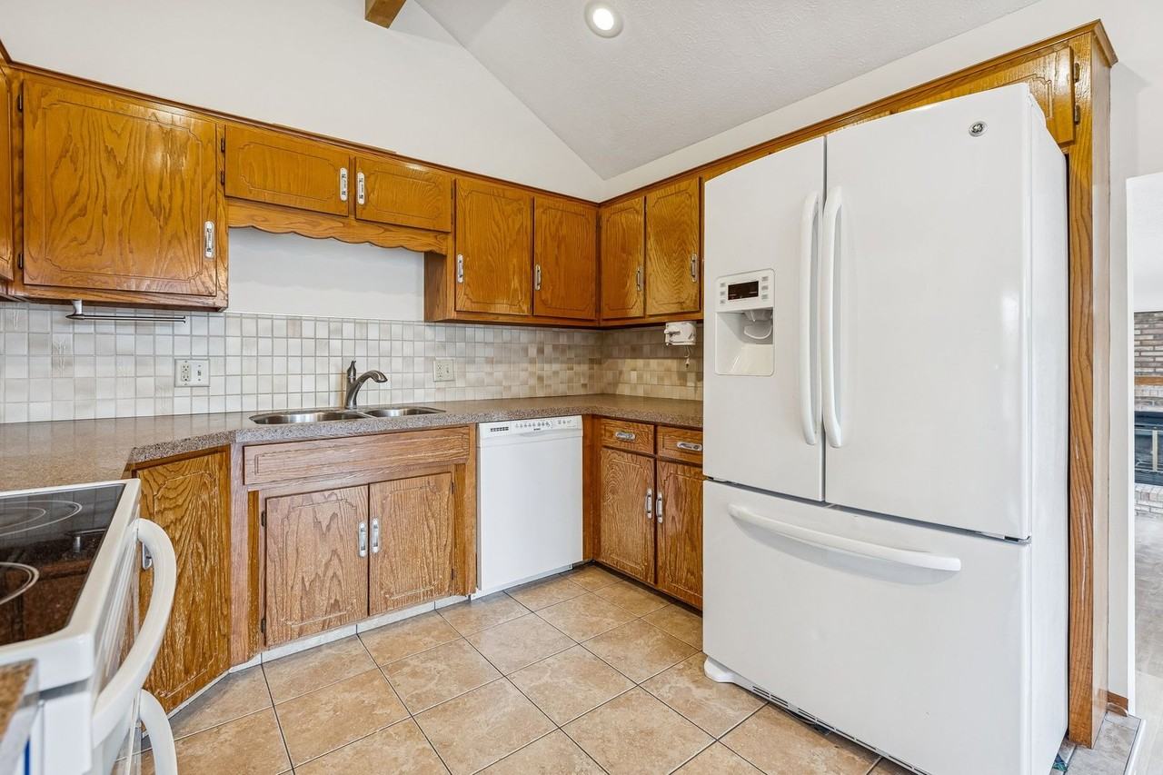 15430 Hamilton St - Photo 6 of 29