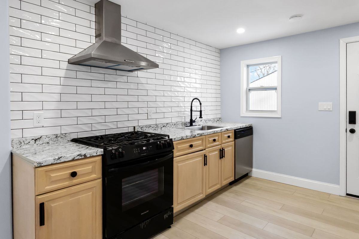 2301 Herkimer St - Photo 3 of 24