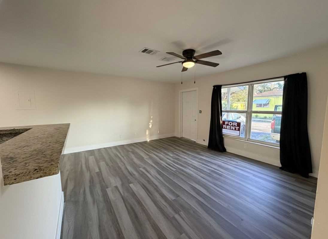 2461 Grant St - Photo 2 of 6