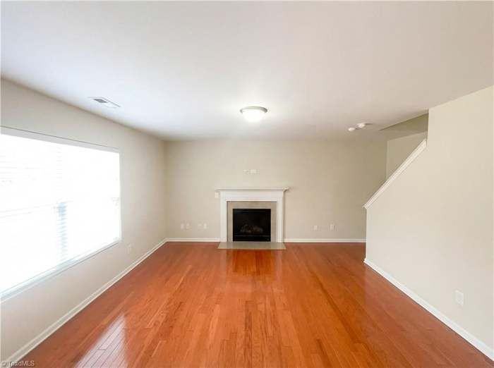 2518 Macleod St - Photo 3 of 24