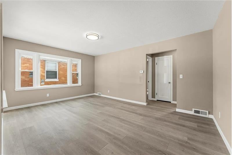 1407 W Clark St - Photo 5 of 19