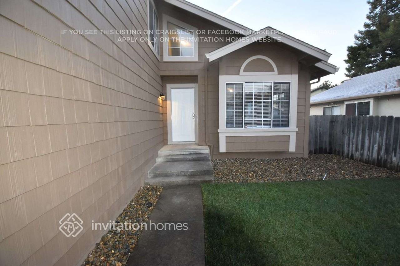 242 Newport Cir - Photo 3 of 28