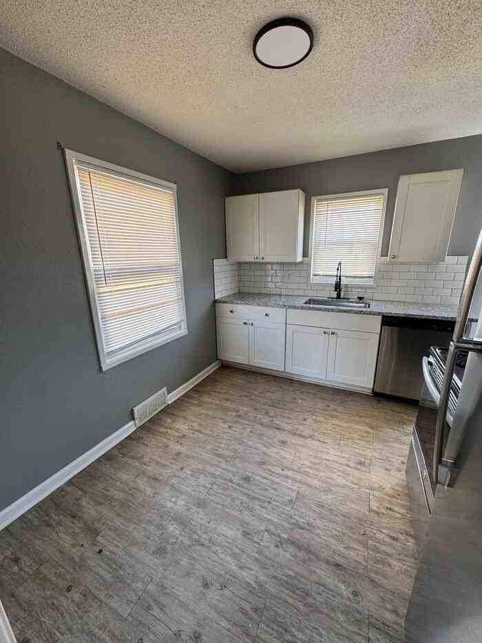 9535 Charlotte St - Photo 2 of 22