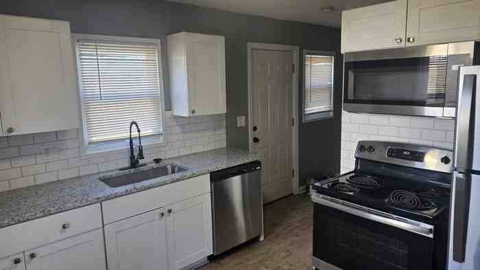 9535 Charlotte St - Photo 3 of 22