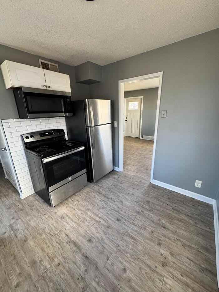 9535 Charlotte St - Photo 4 of 22