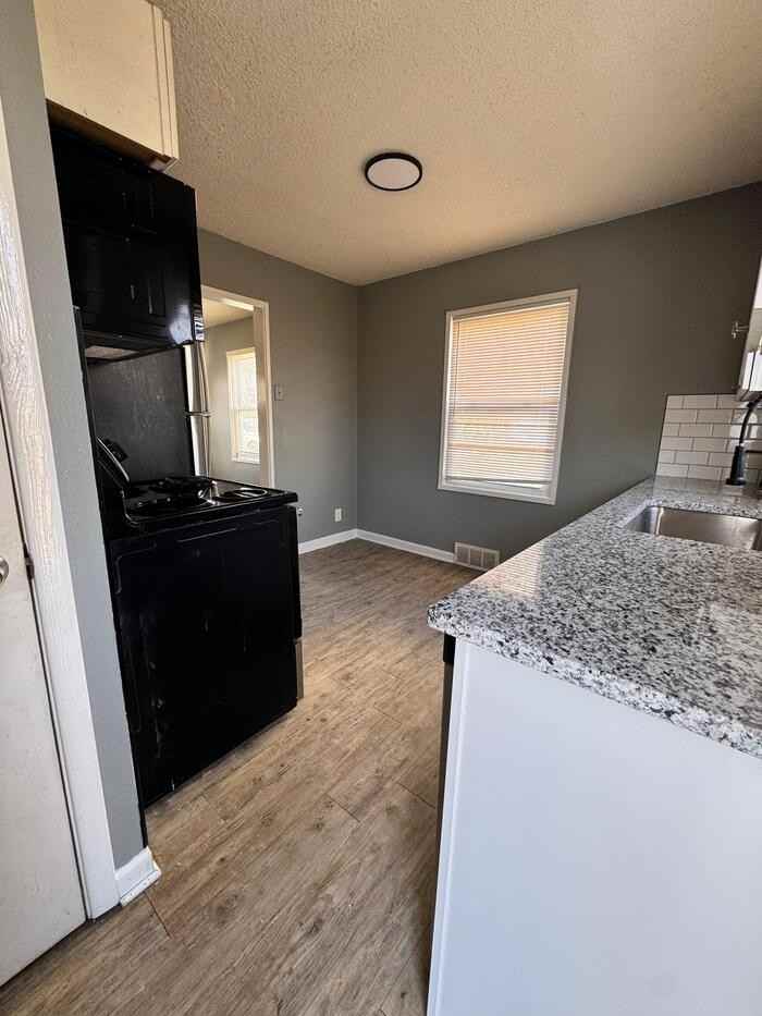 9535 Charlotte St - Photo 5 of 22