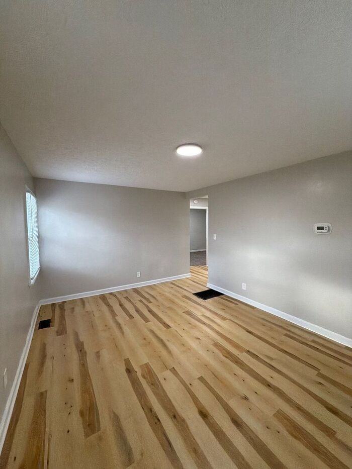 3005 Linwood Ave - Photo 4 of 15