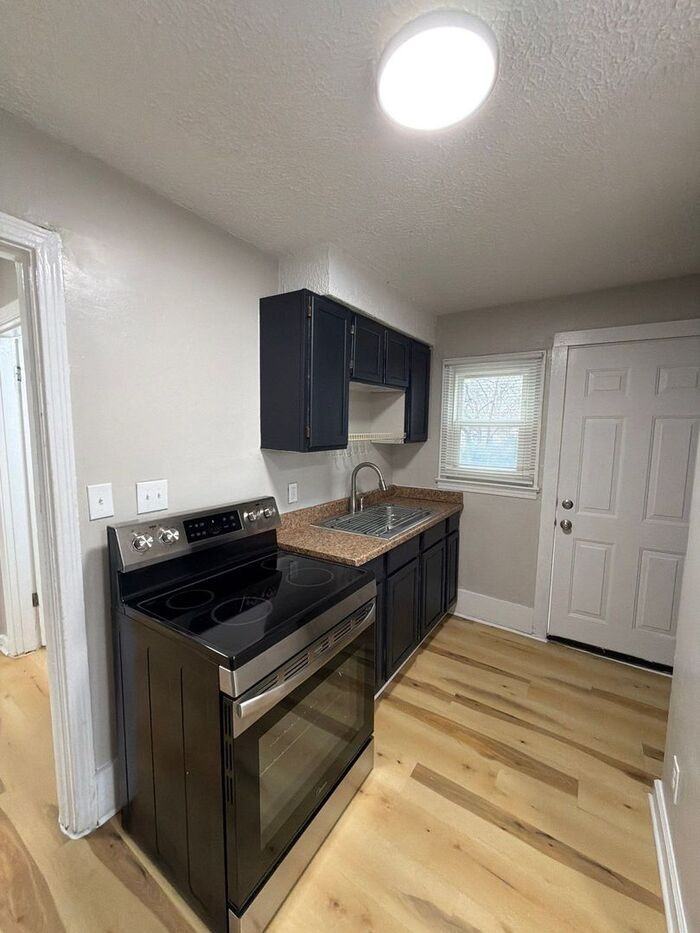 3005 Linwood Ave - Photo 5 of 15