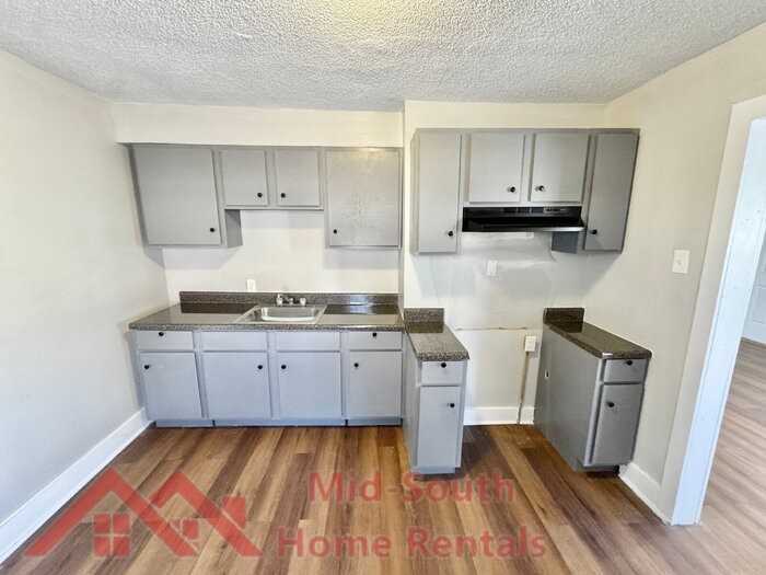 2071 Hubert Ave - Photo 6 of 17