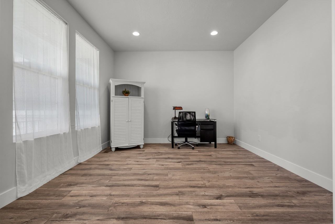 1437 W Stable St - Photo 3 of 26