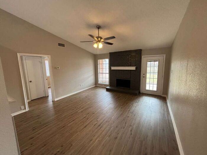 1206 Devonshire Ln - Photo 4 of 25