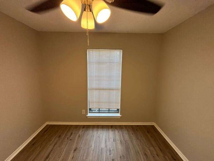 1206 Devonshire Ln - Photo 6 of 25