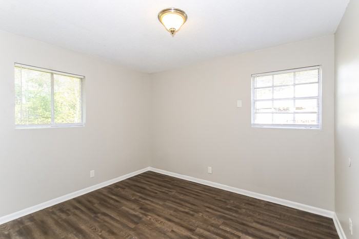 1915 Dianne Dr - Photo 3 of 11