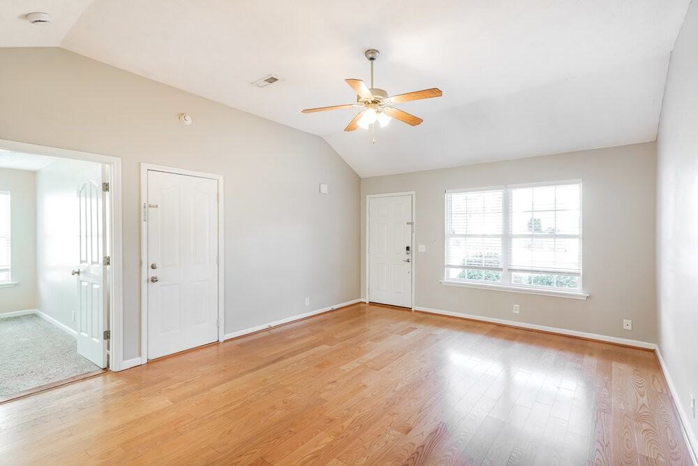 8009 Maggie Ct - Photo 3 of 16