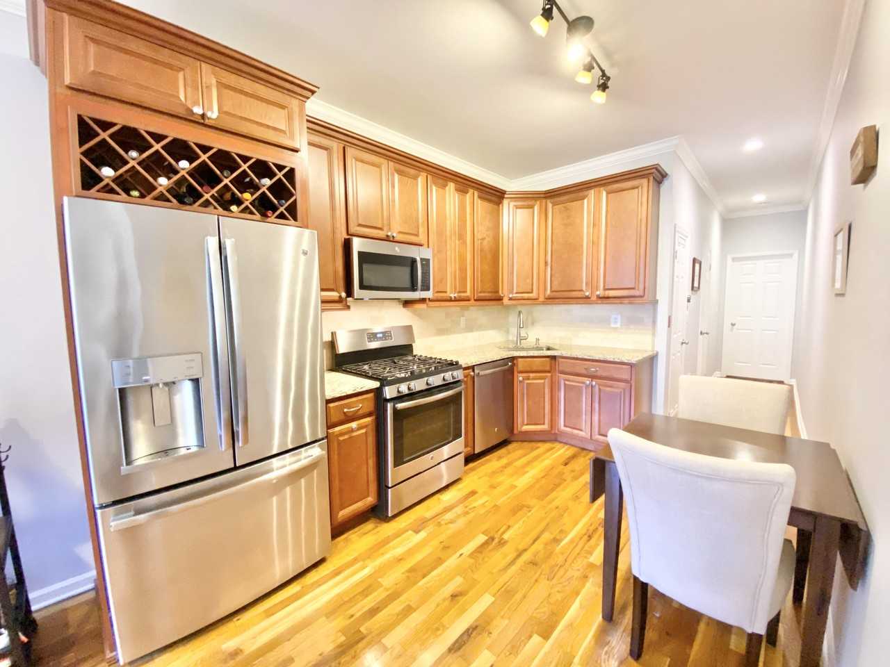 625 Willow Ave #1R - Photo 3 of 13