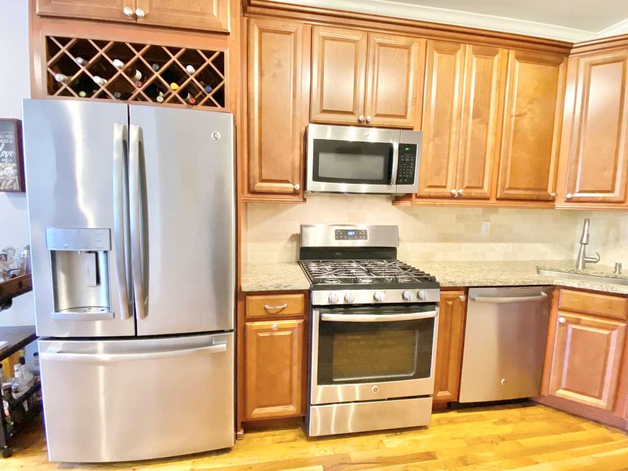 625 Willow Ave #1R - Photo 4 of 13