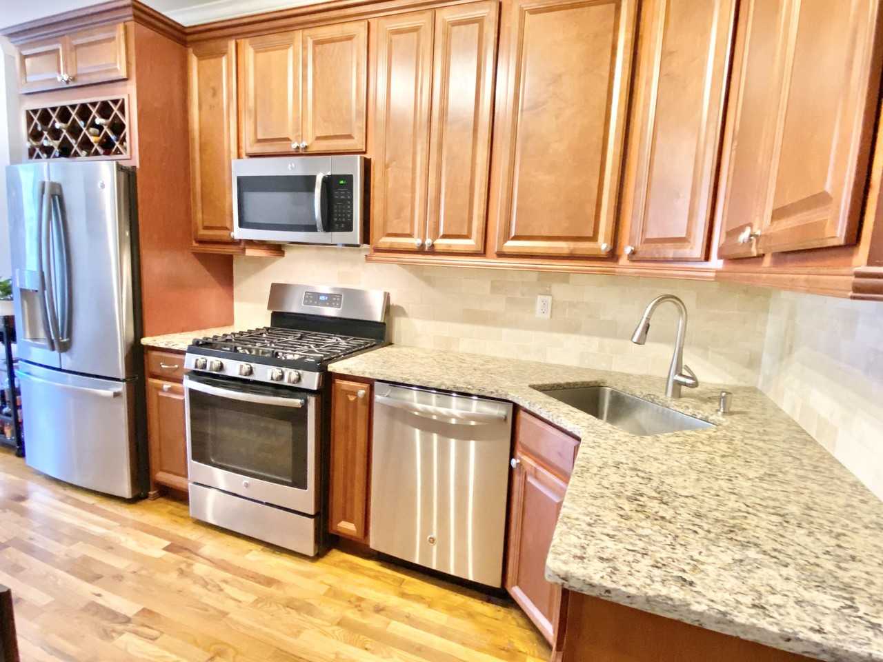 625 Willow Ave #1R - Photo 5 of 13