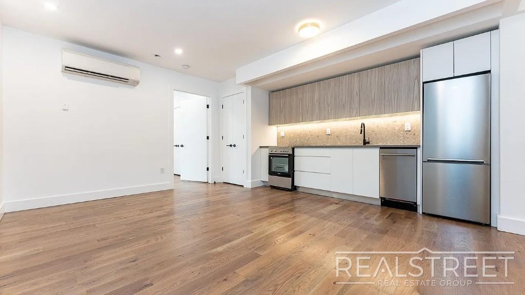 128 Montrose Ave #302 - Photo 2 of 16