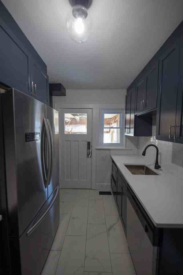 858 Bronson Ave - Photo 7 of 30