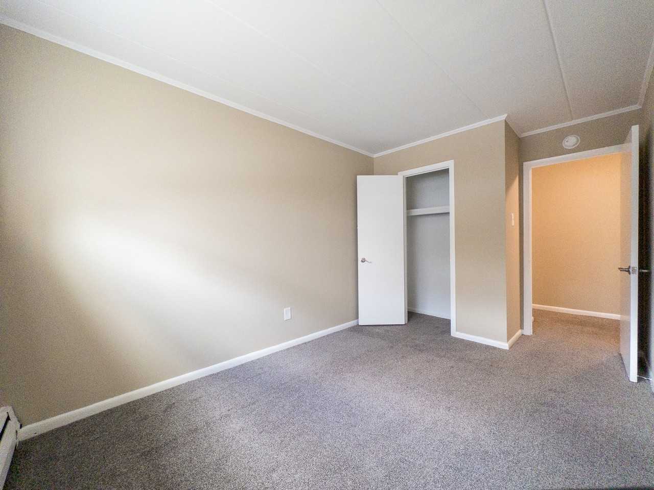 Lincoln Court Apartments - Photo 4 of 15