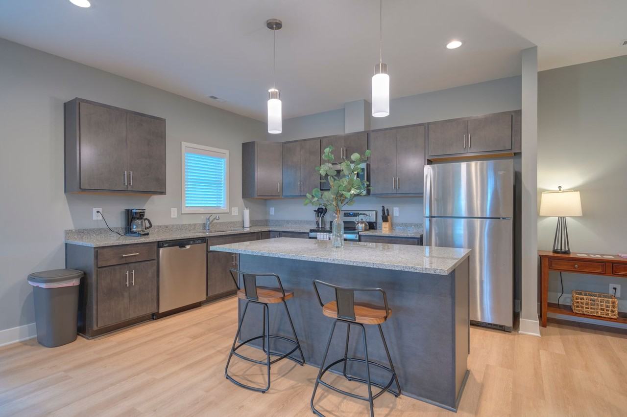 100 Hoopers Ln - Photo 6 of 19