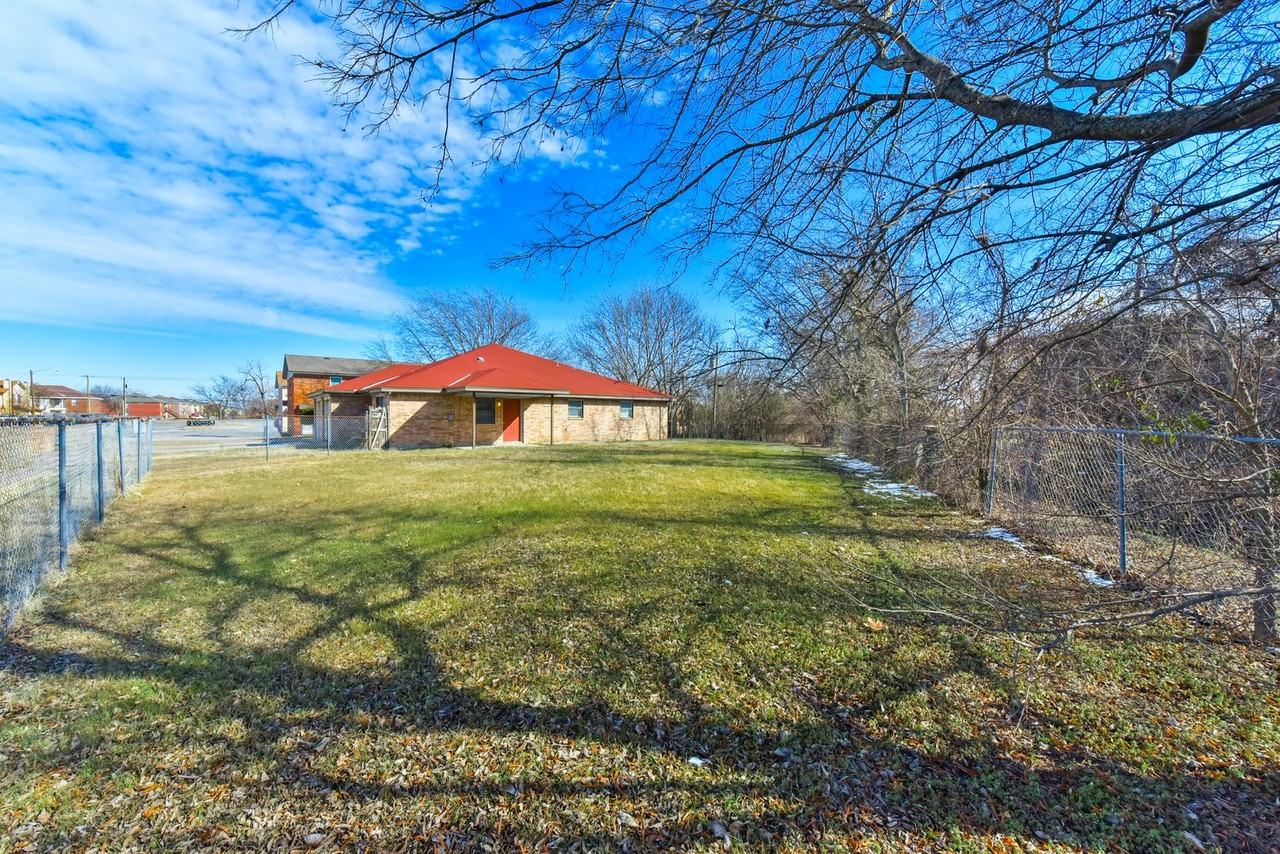 3708 Hereford Ln - Photo 3 of 21