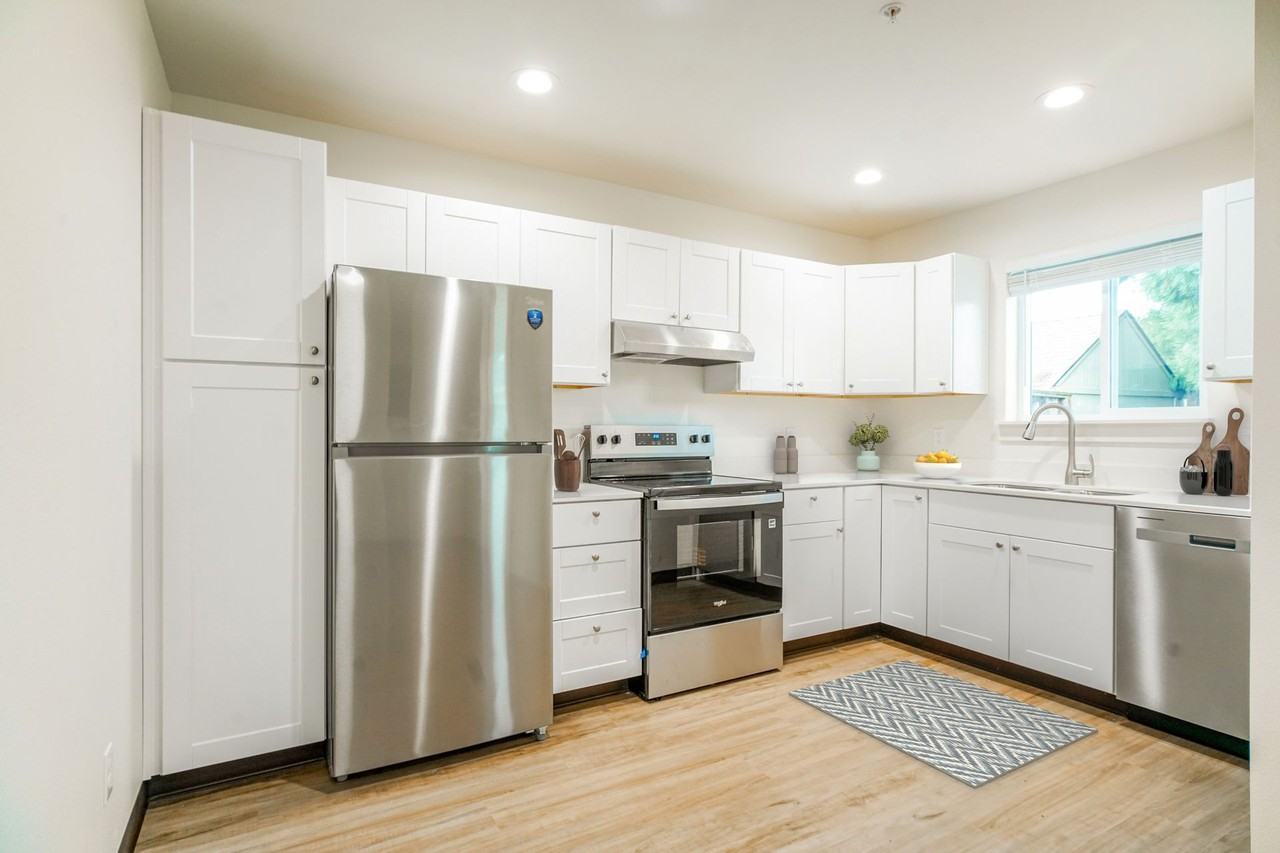 2164 Laurel Ave Ne #2164 - Photo 4 of 50