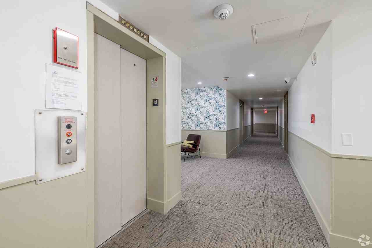 382 Pennsylvania Ave - Photo 3 of 17