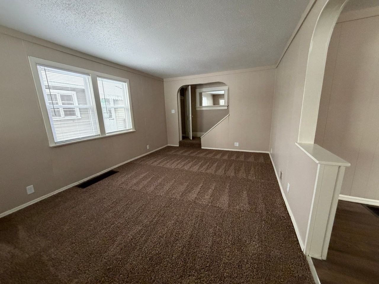 2501 Oakridge Rd - Photo 2 of 11