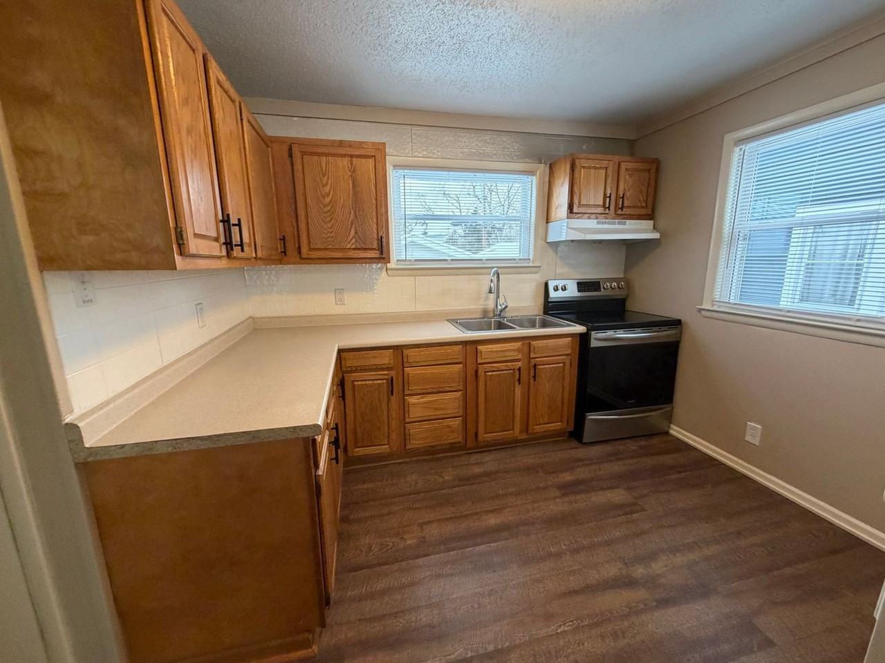 2501 Oakridge Rd - Photo 4 of 11