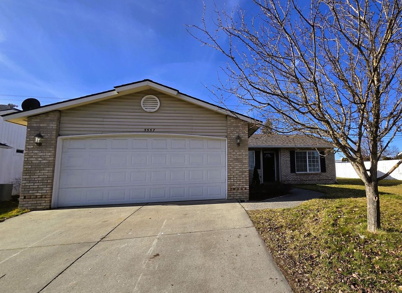 5557 N Pacific Ave - Photo 2 of 13