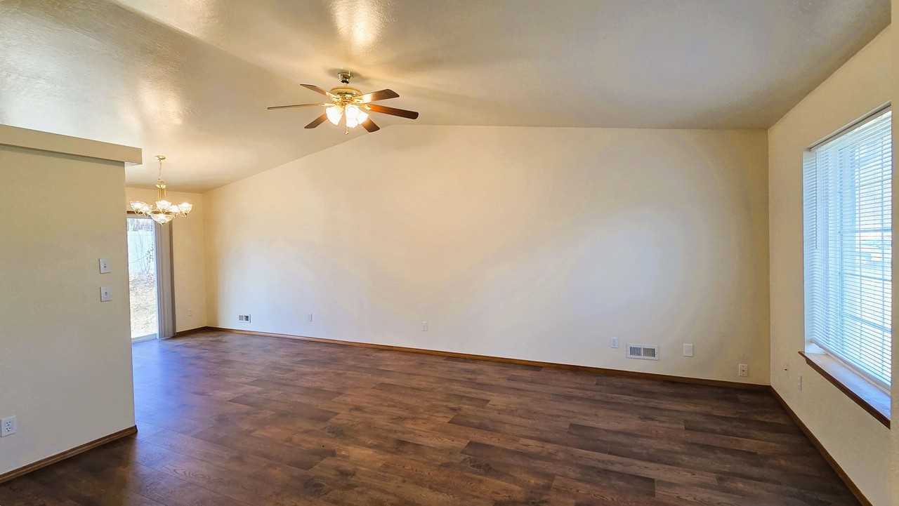 5557 N Pacific Ave - Photo 4 of 13