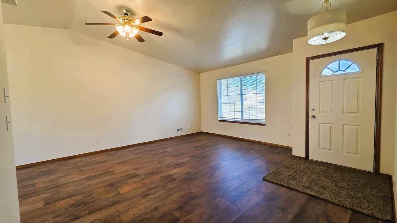 5557 N Pacific Ave - Photo 5 of 13