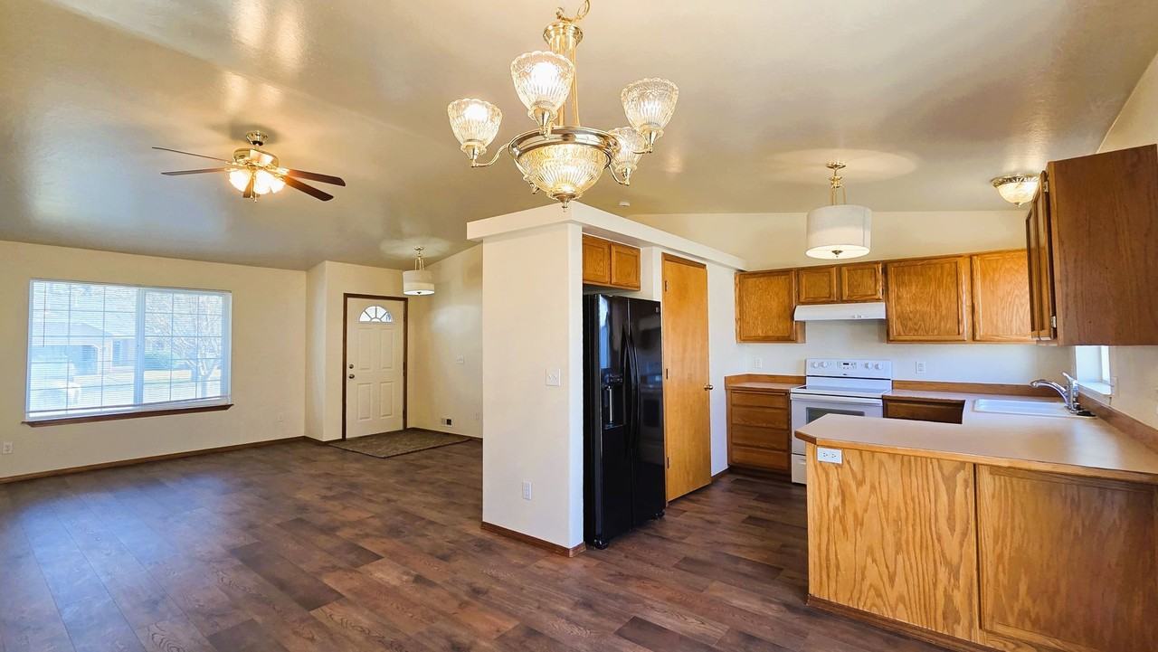 5557 N Pacific Ave - Photo 6 of 13