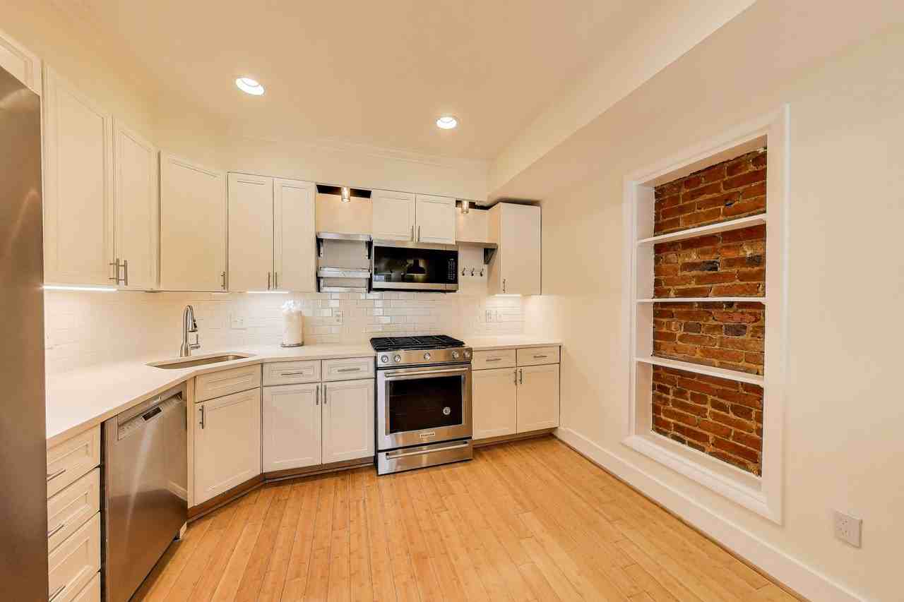 1129 Columbia Rd Nw - Photo 2 of 23