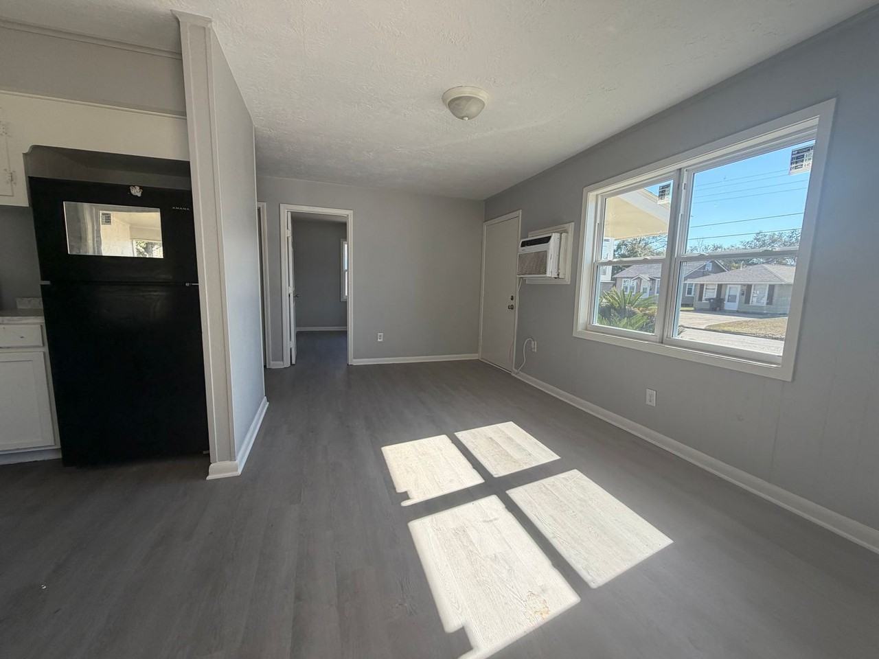 1019 Alamo St - Photo 4 of 10