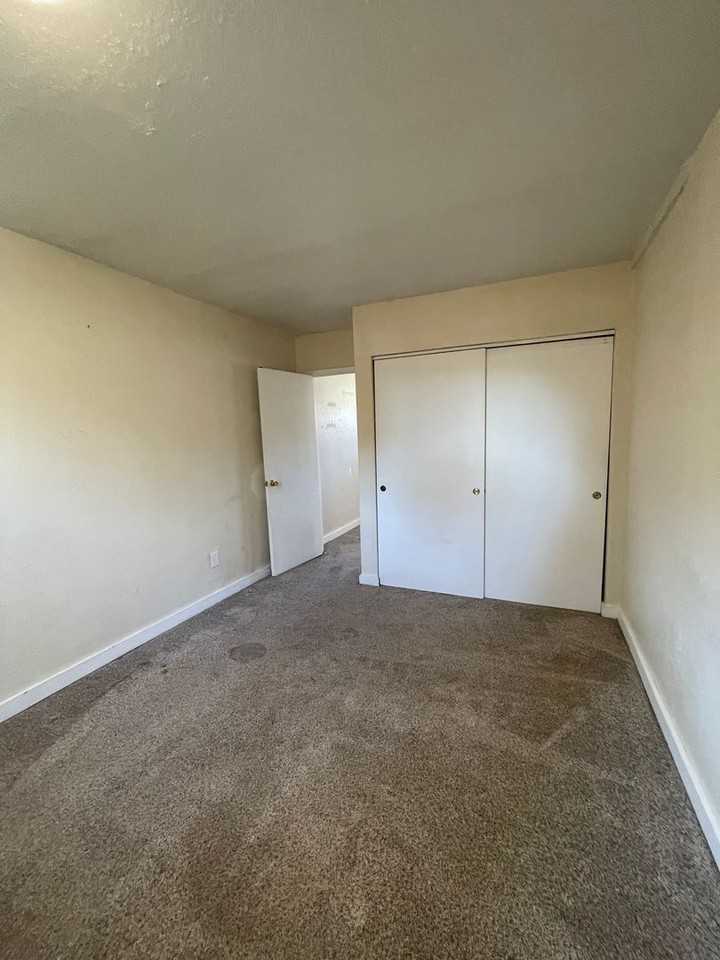 1529 1/2 Oak St - Photo 2 of 6