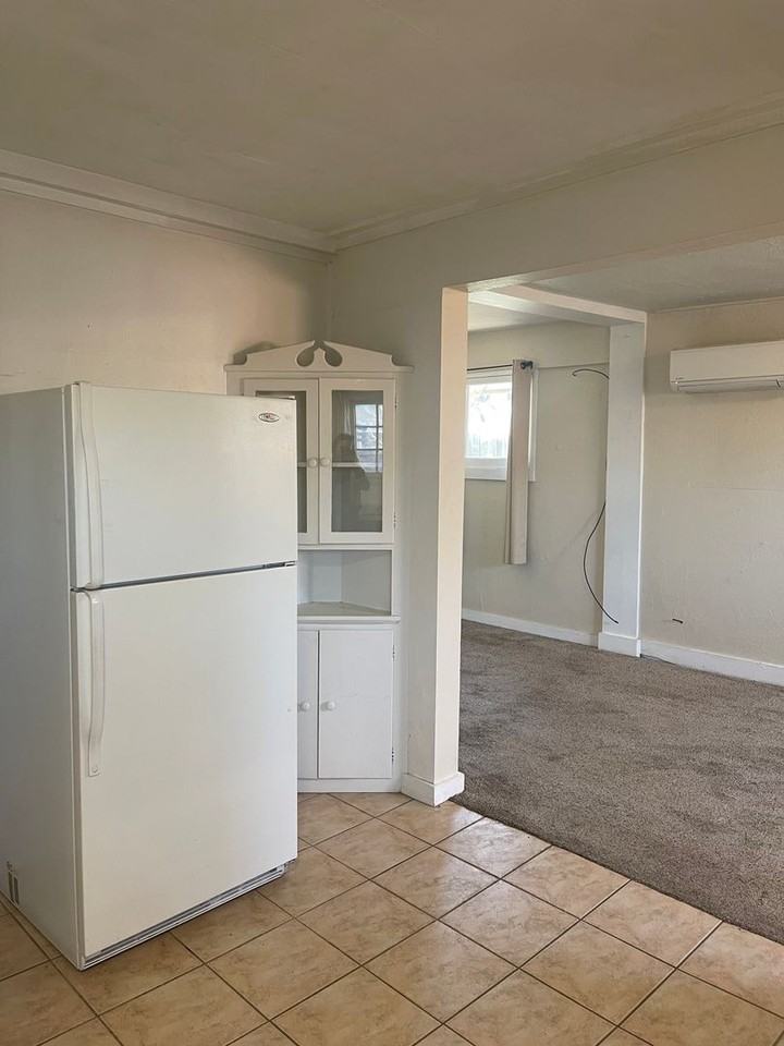 1529 1/2 Oak St - Photo 3 of 6