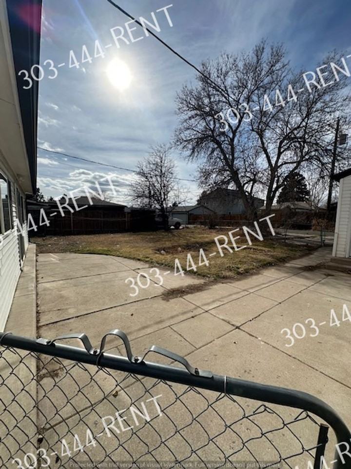 949 Stuart St - Photo 3 of 15