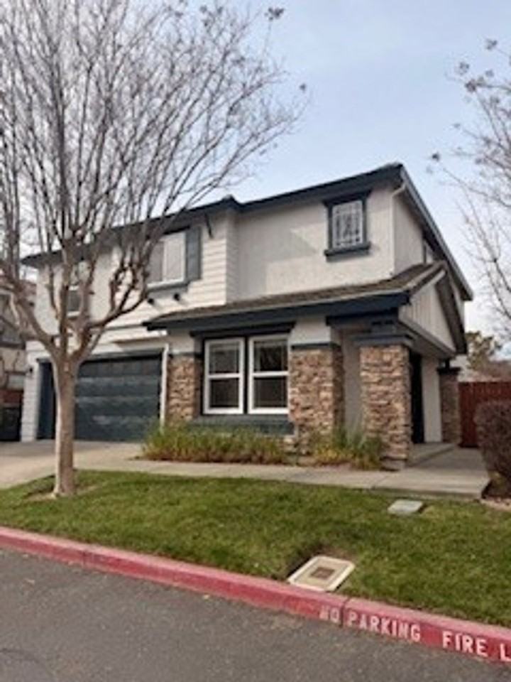 940 Beth Page Ct - Photo 2 of 19