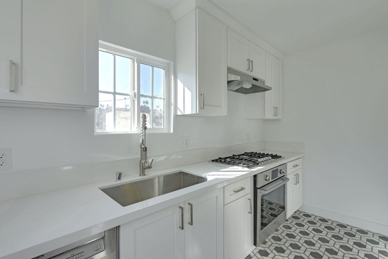 3365-3373 Hamilton Way - Photo 5 of 11