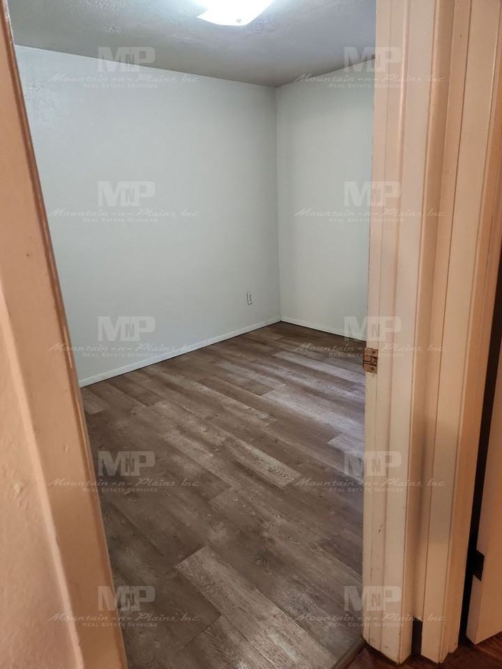 812 1/2 W Myrtle St - Photo 4 of 7