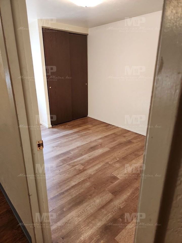 812 1/2 W Myrtle St - Photo 5 of 7