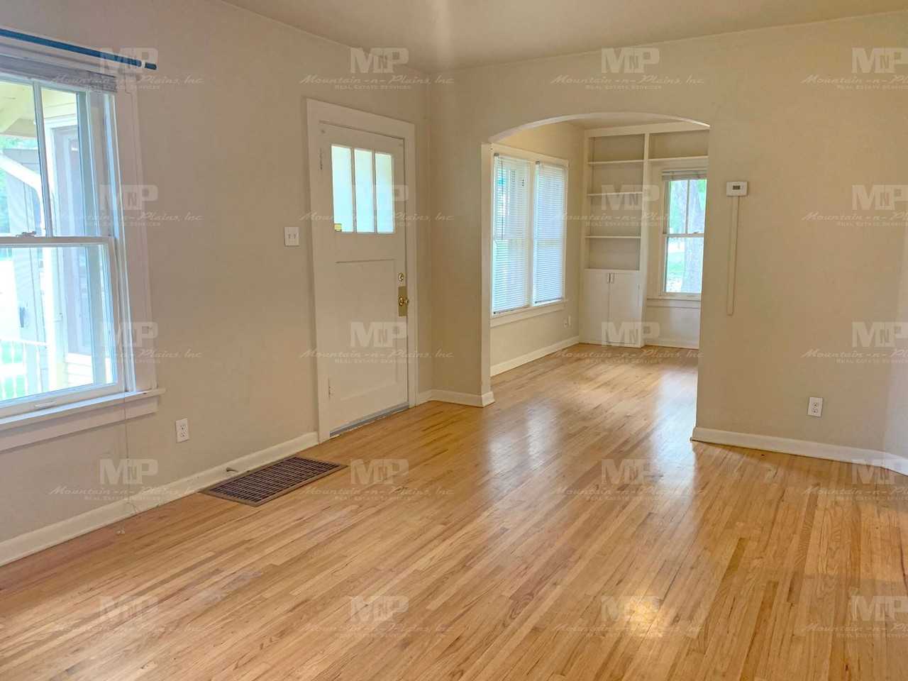 645 S Loomis Ave - Photo 3 of 12