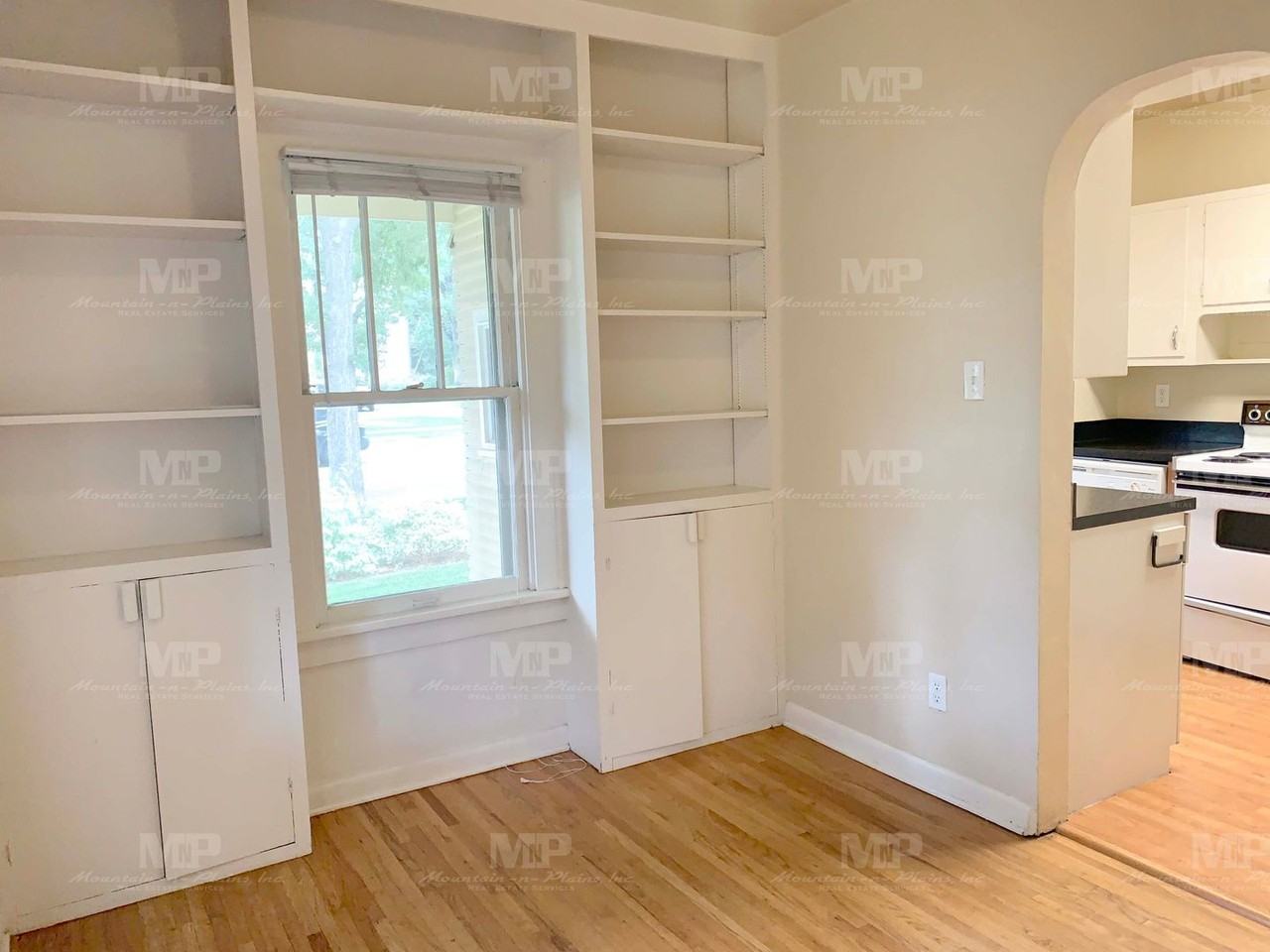 645 S Loomis Ave - Photo 5 of 12