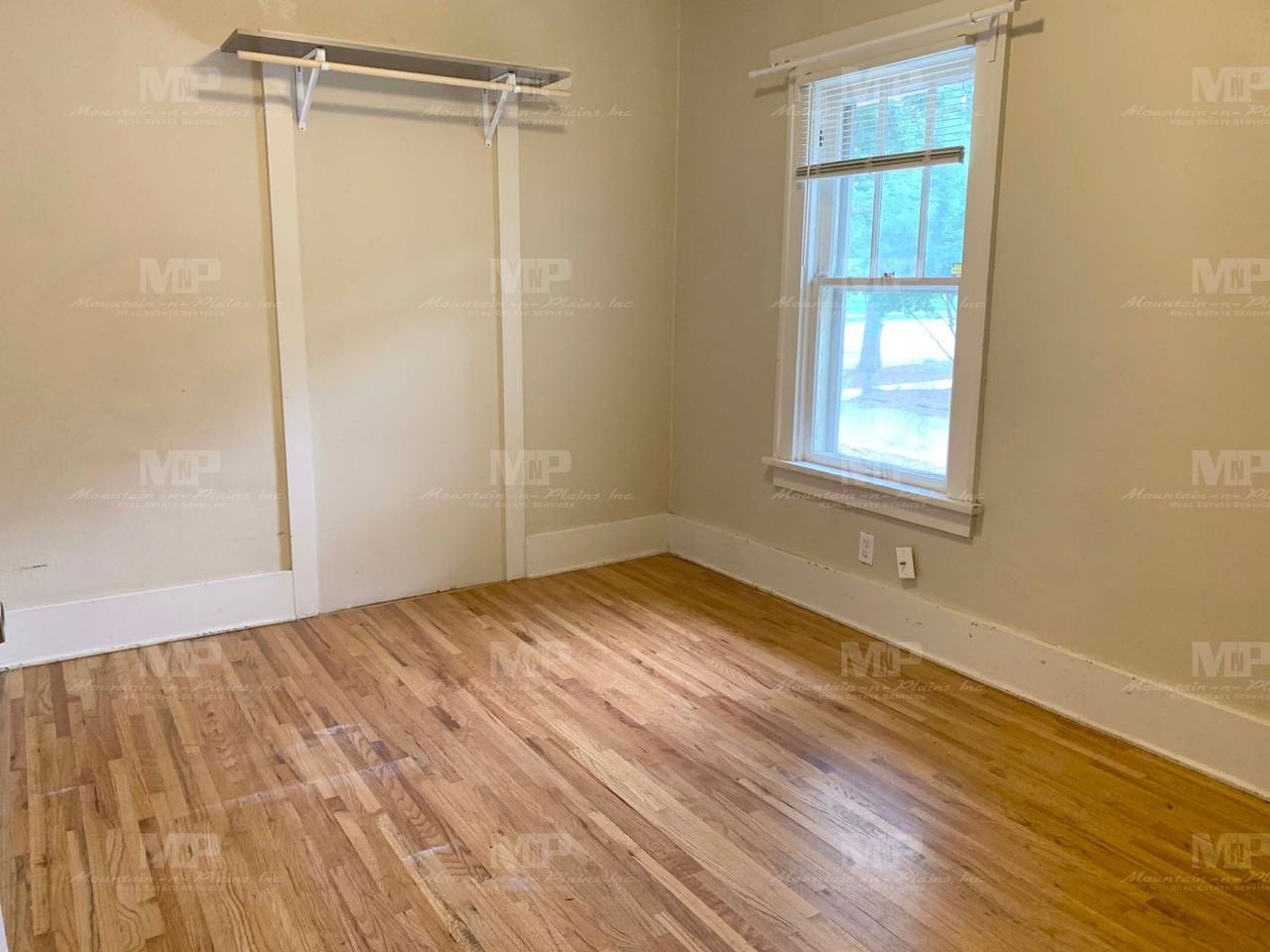 645 S Loomis Ave - Photo 6 of 12